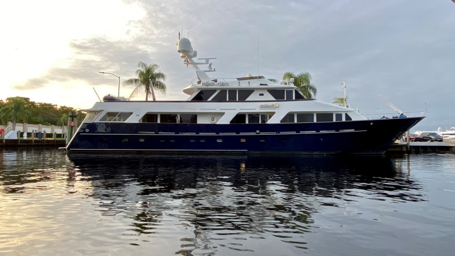 photo of 124' Lloyds Enclosed P.H w/ Sundeck 1984