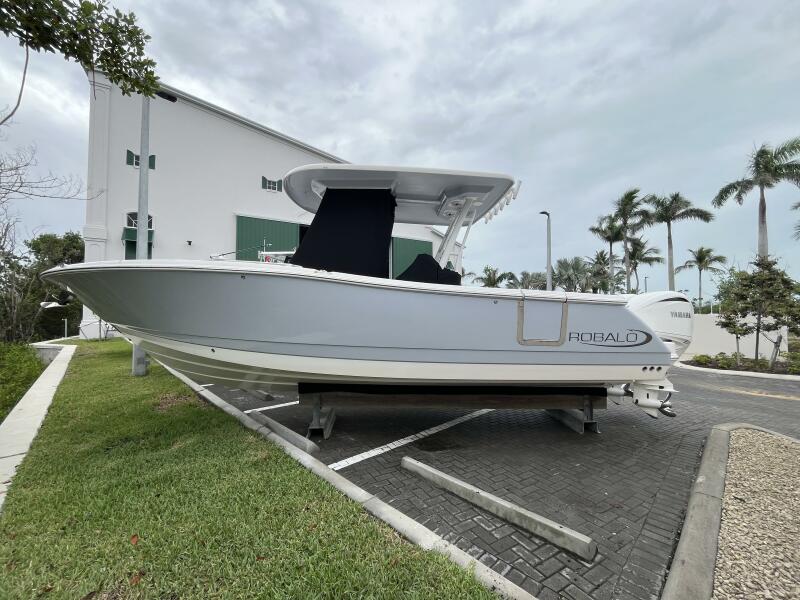 2023 Robalo 27' Photo of 2023 Robalo 27'