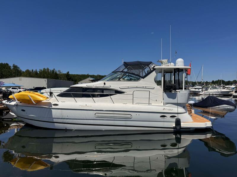 Photo of 2002 Cruisers Yachts 45'