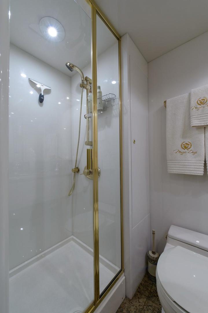 Aft Port Guest Stateroom Head