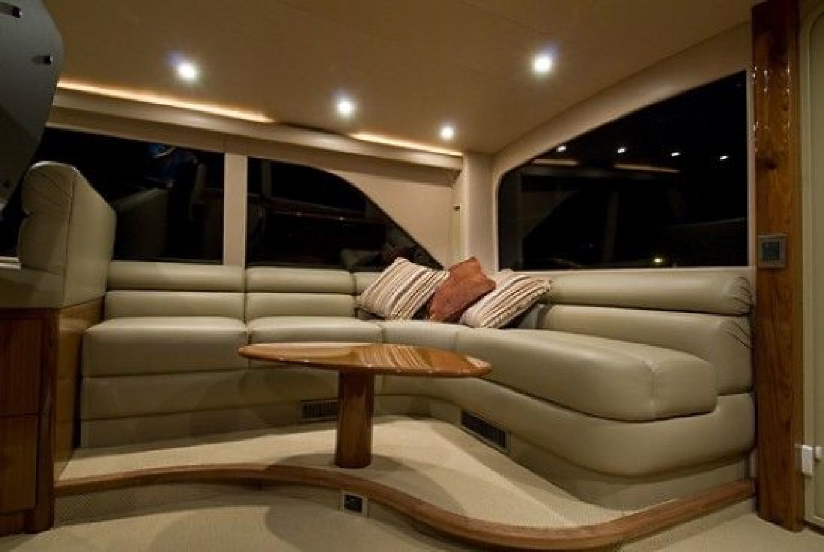 Viking 68 - Flybridge Seating