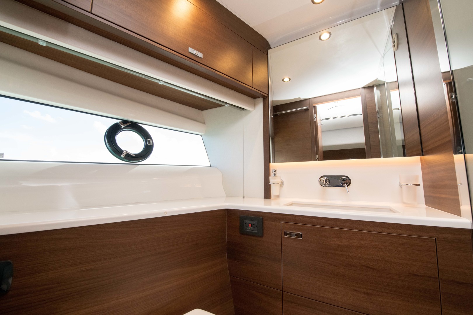 Starboard ensuite Head