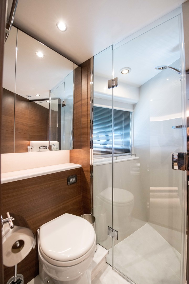 Starboard ensuite Head