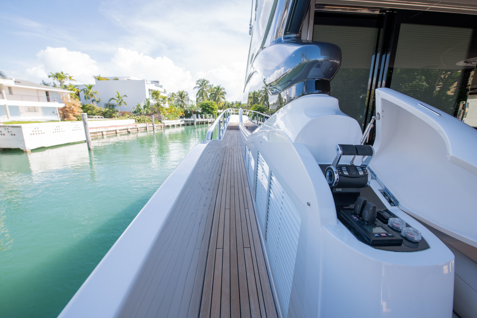Aft deck docking system