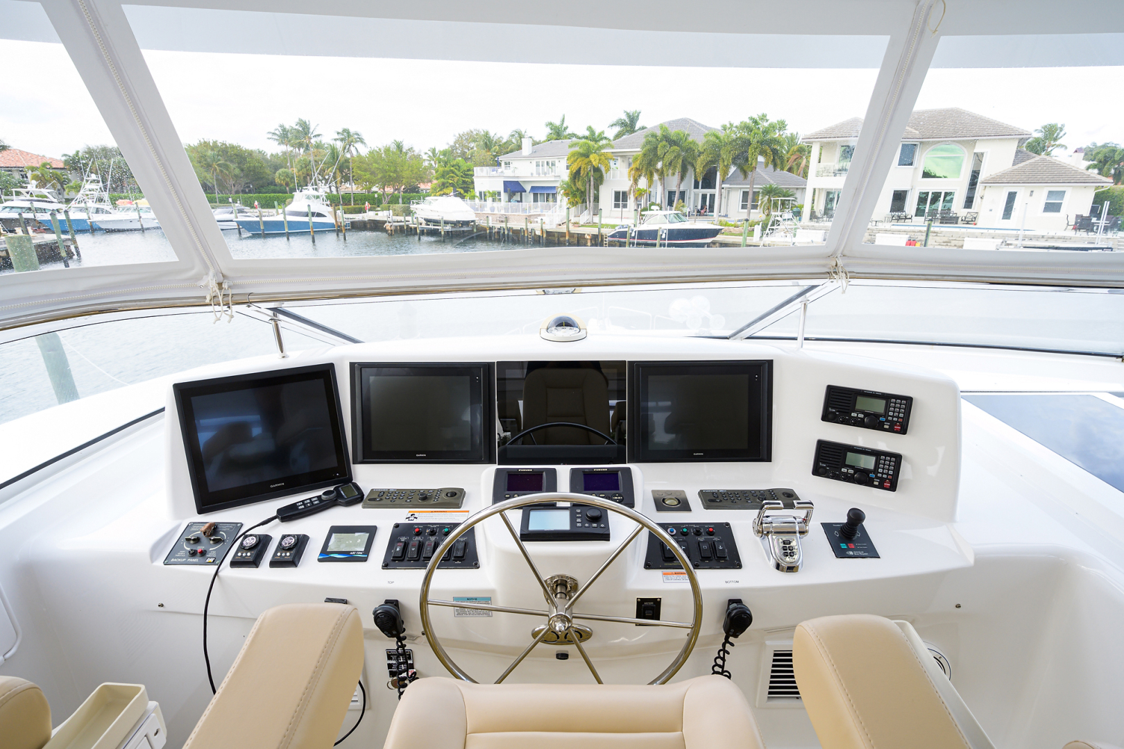 80_hatteras_lady_ann_flybridge_25