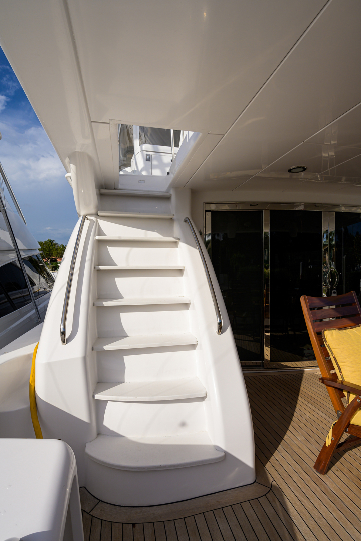 80_hatteras_lady_ann_flybridge_25