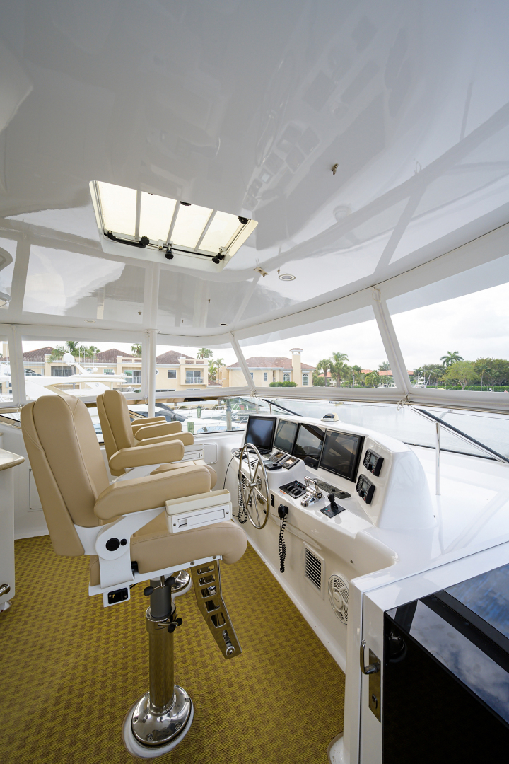 80_hatteras_lady_ann_flybridge_25