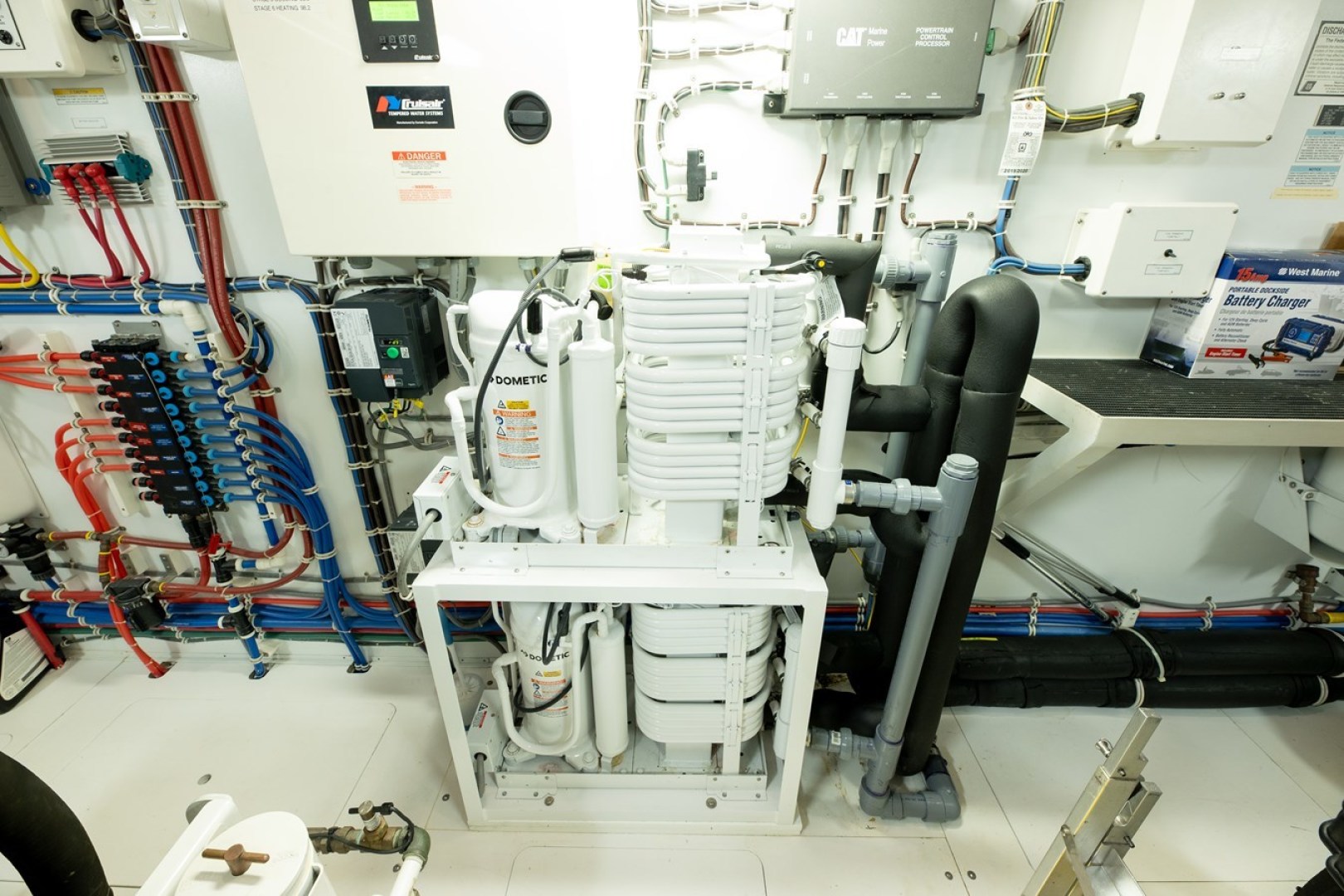 80_hatteras_lady_ann_flybridge_25