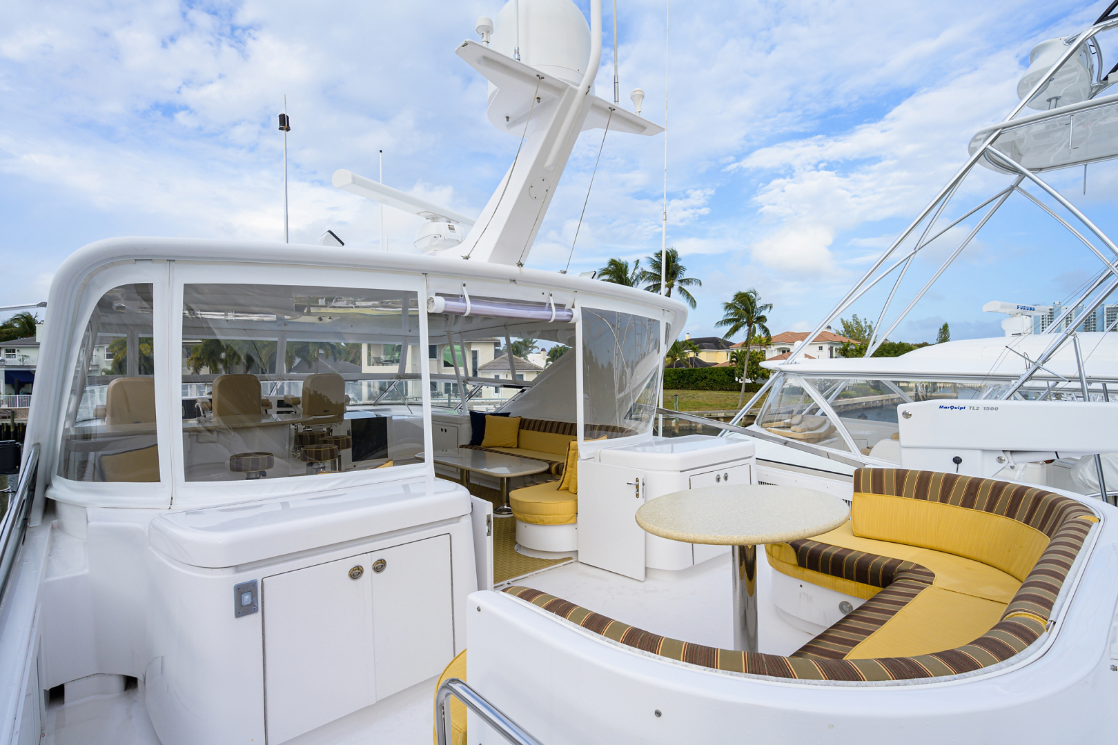80_hatteras_lady_ann_flybridge_25