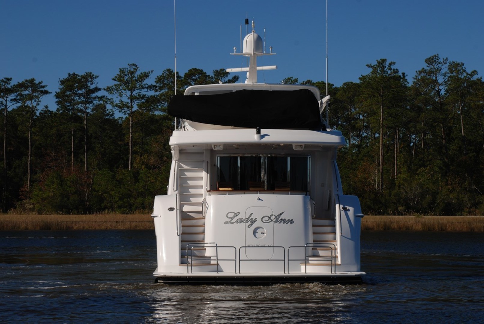 80_hatteras_lady_ann_flybridge_25