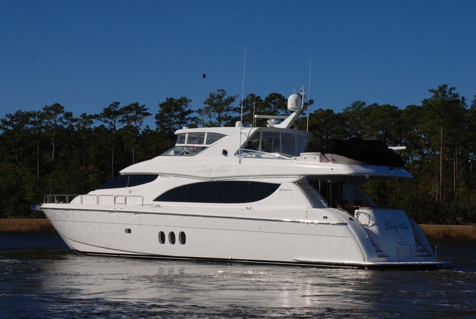 80_hatteras_lady_ann_flybridge_25
