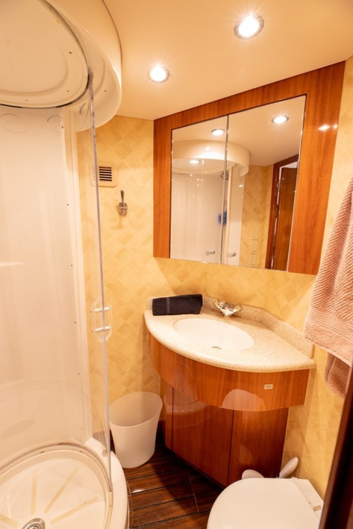 80_hatteras_lady_ann_flybridge_25