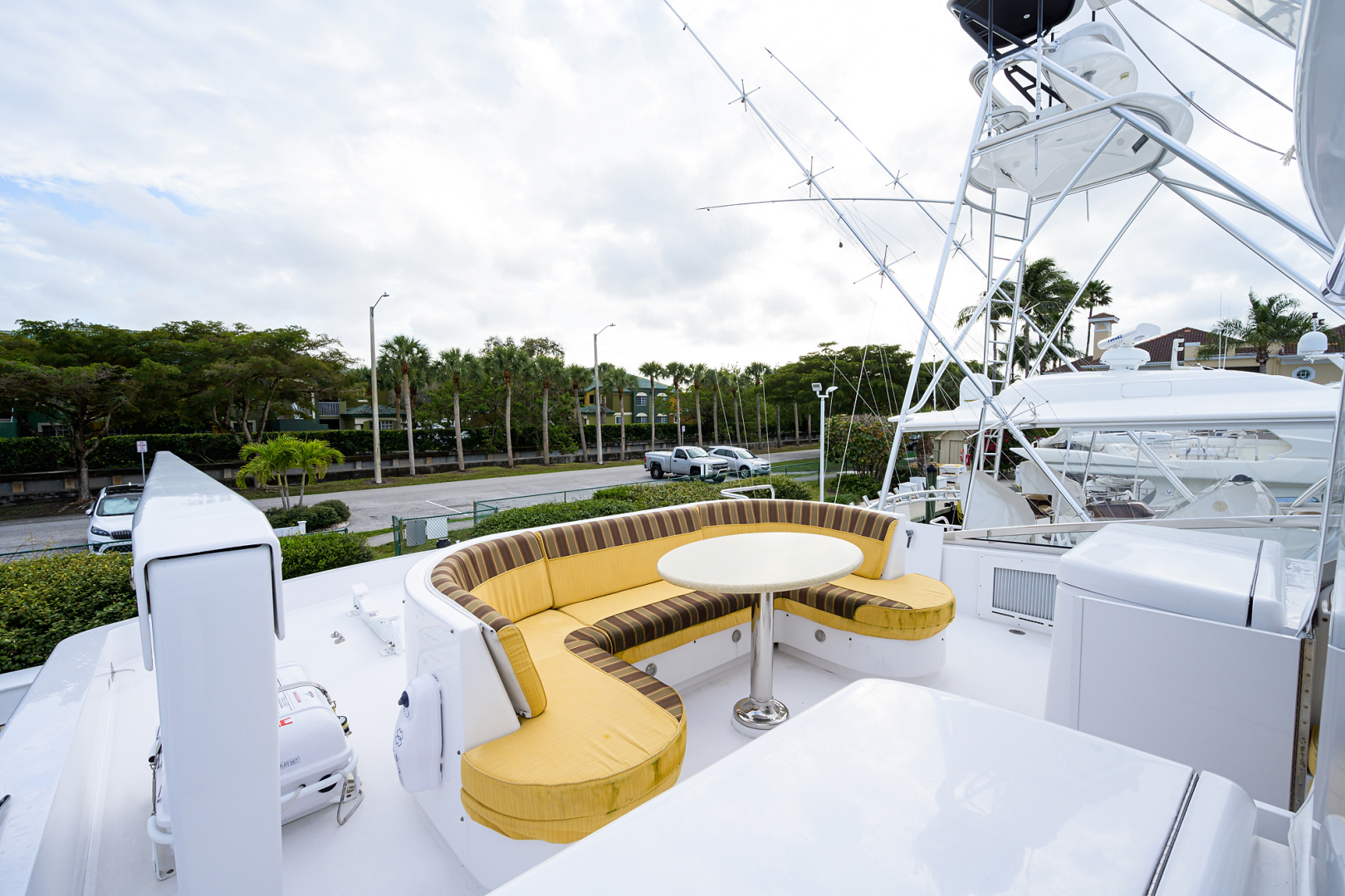 80_hatteras_lady_ann_flybridge_25