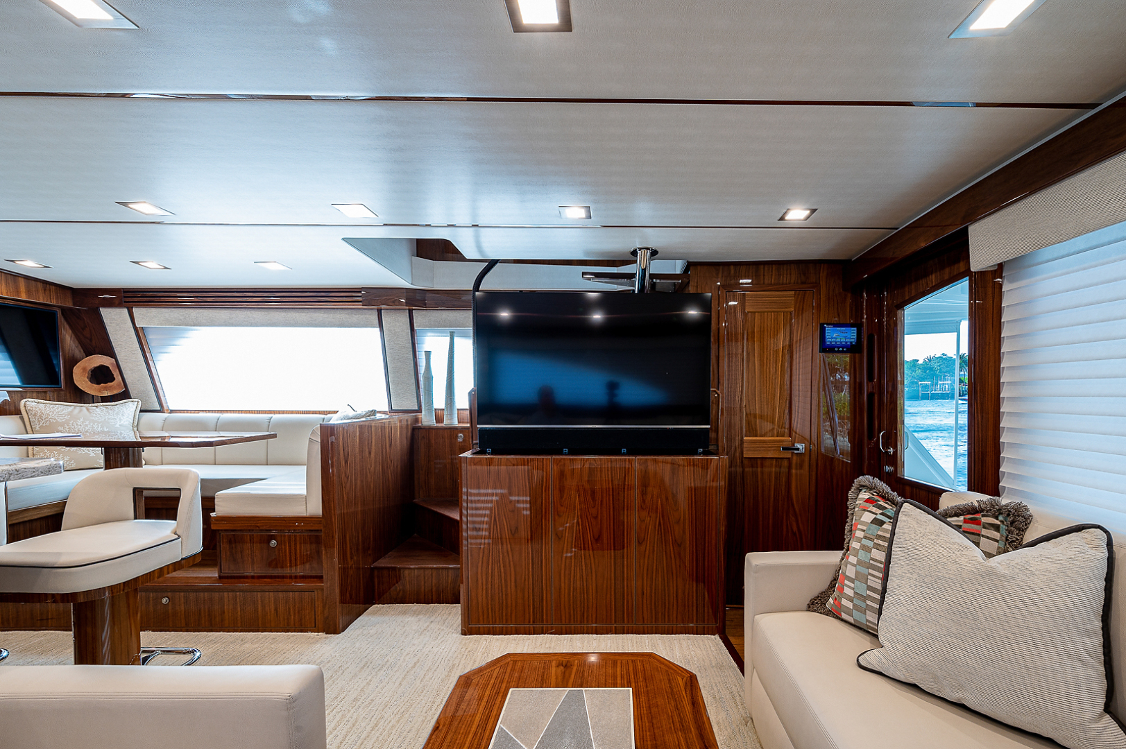 Viking 72 - Three's Enough - Salon