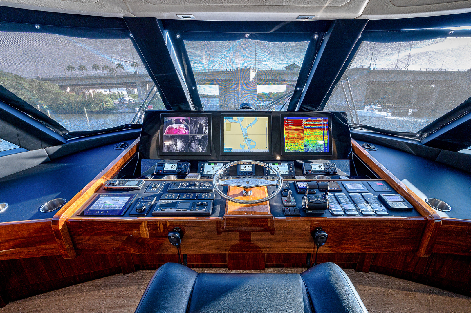 Viking 72 - Three's Enough - Helm