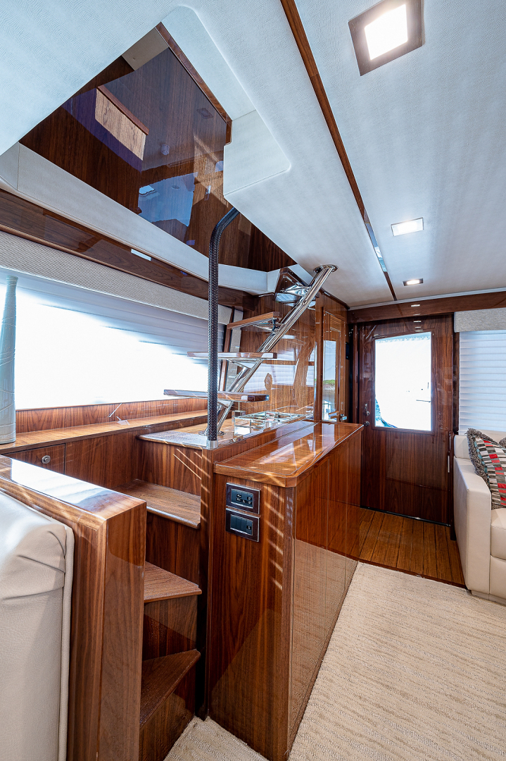 Viking 72 - Three's Enough - Salon