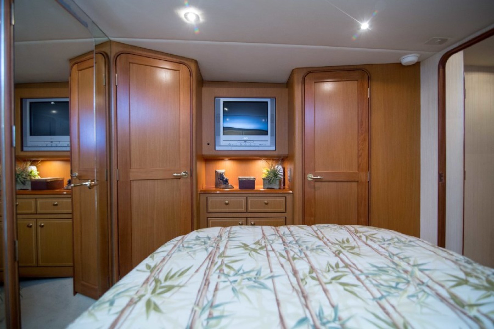Ocean 57 - Cash Flow - Forward Stateroom