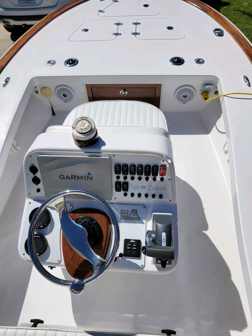 Enviboats Skiff 17 - Helm