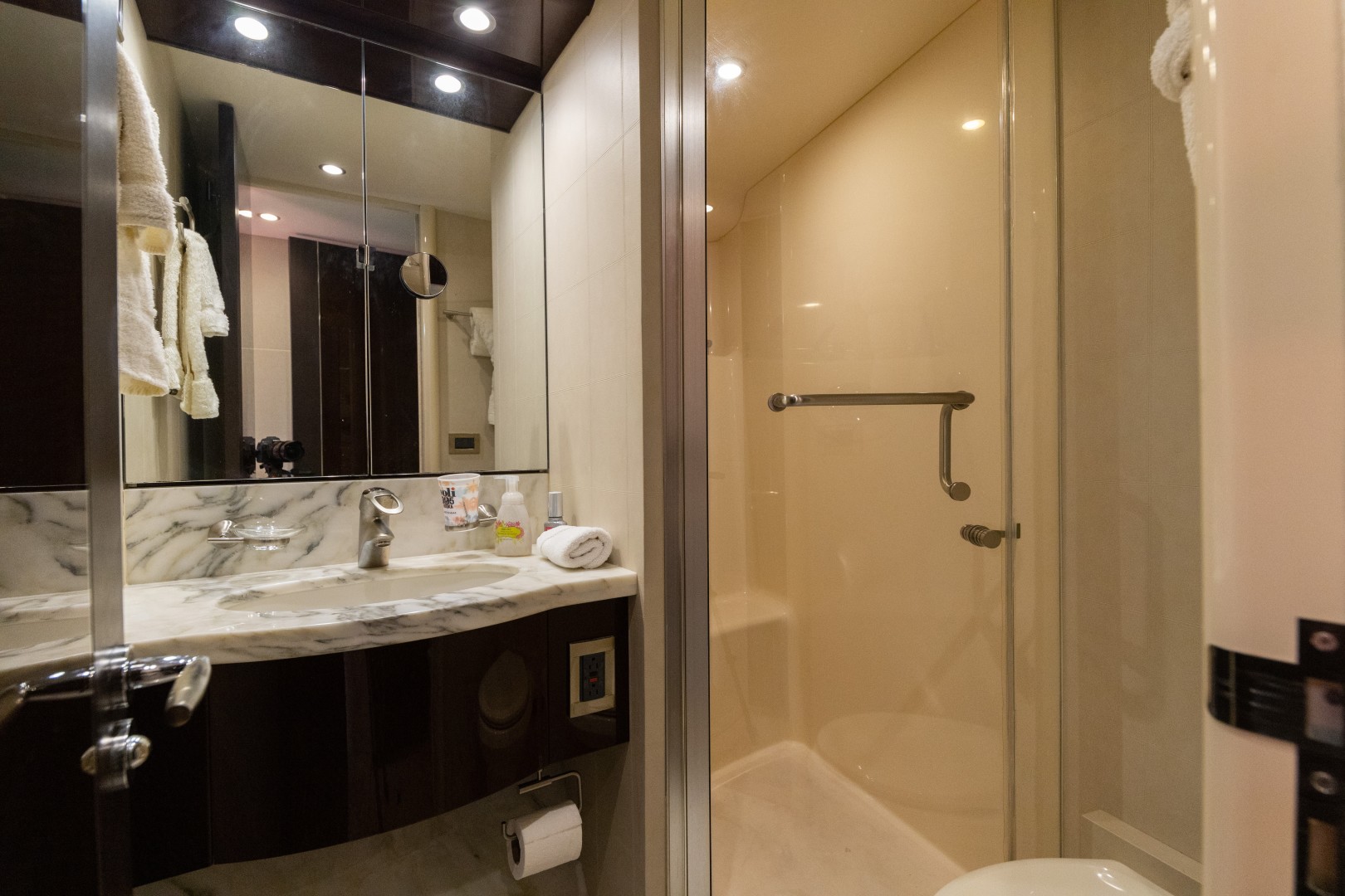 Lazzara 84 - La Balsita - Stateroom Head