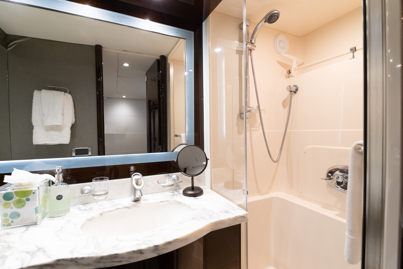 Lazzara 84 - La Balsita - Stateroom Head