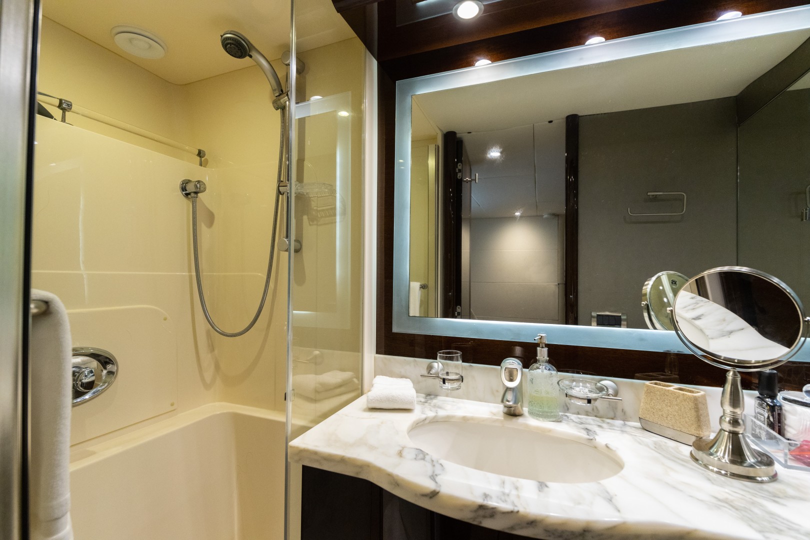 Lazzara 84 - La Balsita - Stateroom Head