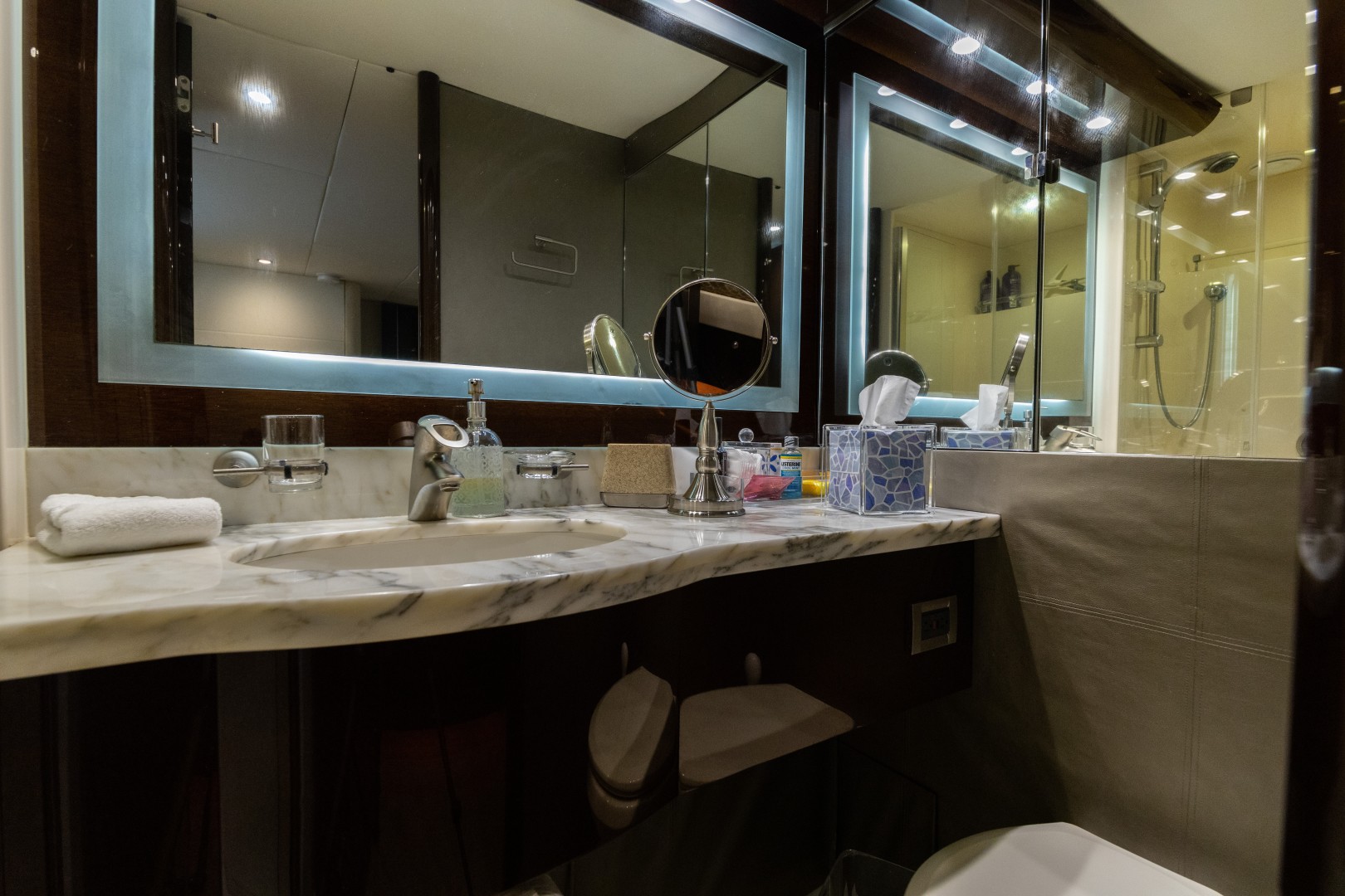 Lazzara 84 - La Balsita - Stateroom Head