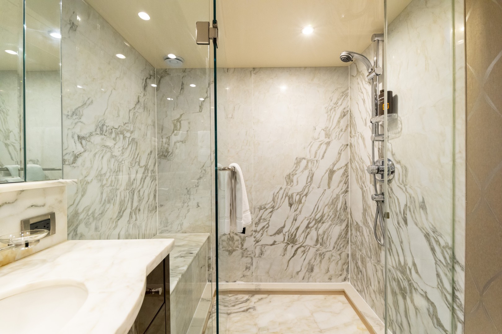 Lazzara 84 - La Balsita - Master Stateroom Head