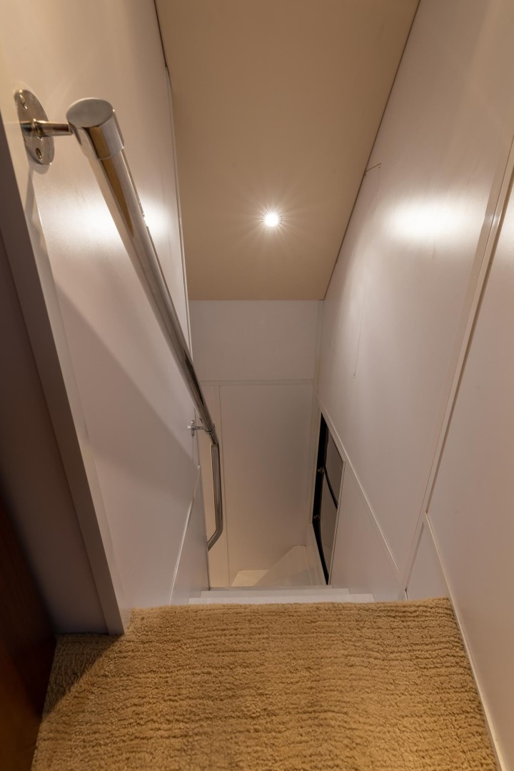 Hatteras 72 - Taz - Stairwell