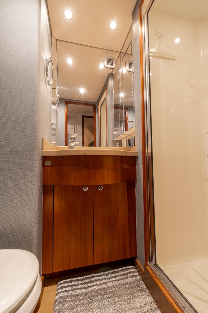 Hatteras 72 - Taz - Guest Head