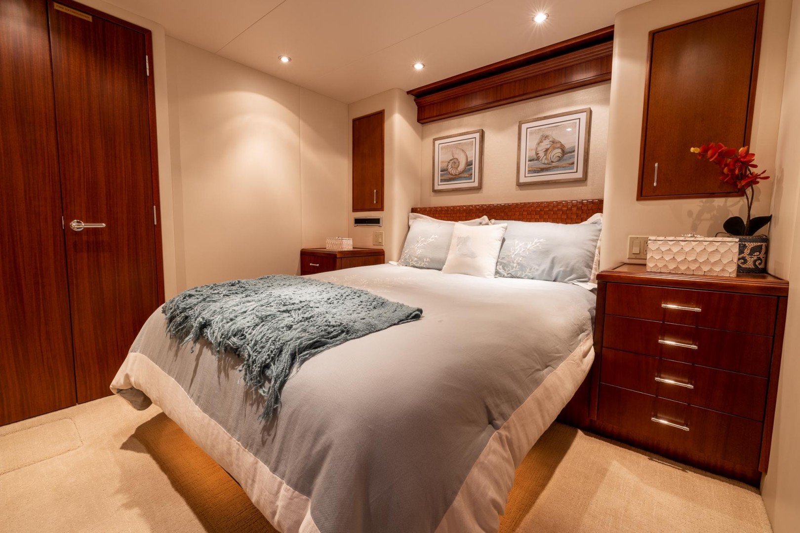 Hatteras 72 - Taz - VIP Stateroom