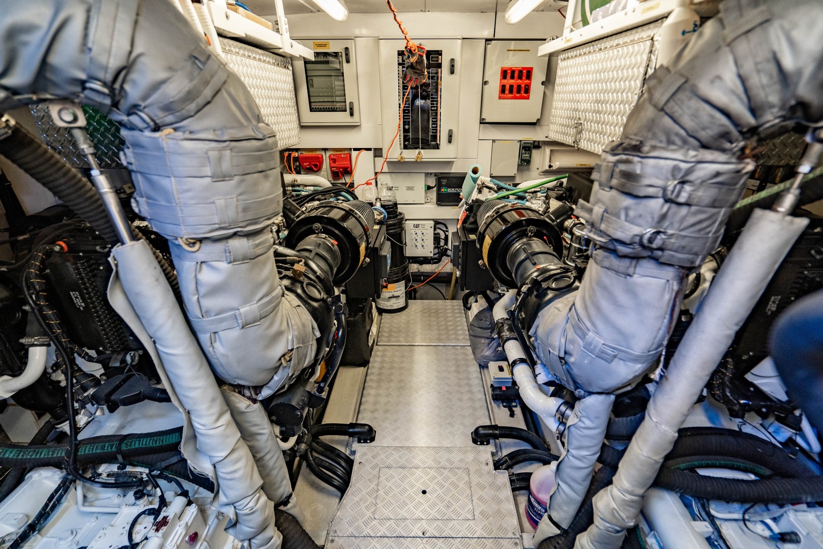 Sunseeker 75 - Vov - Engine Room