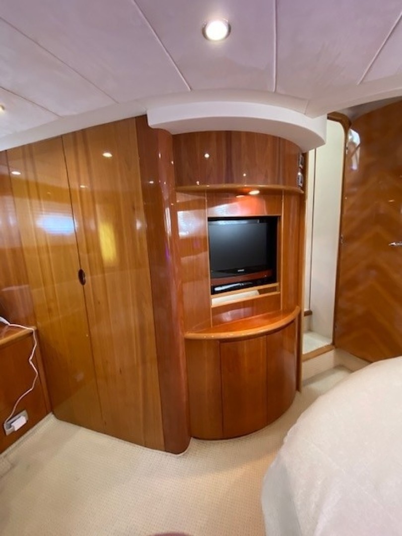 Princess Viking Sport Crusier 65 - Small Change - Master Stateroom