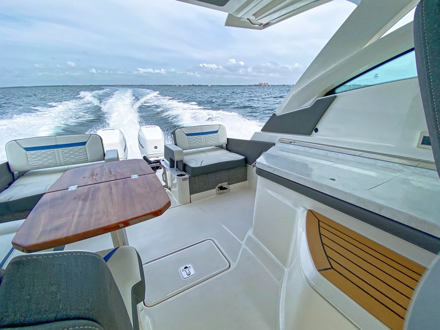 Tiara Yachts 34 - Seating