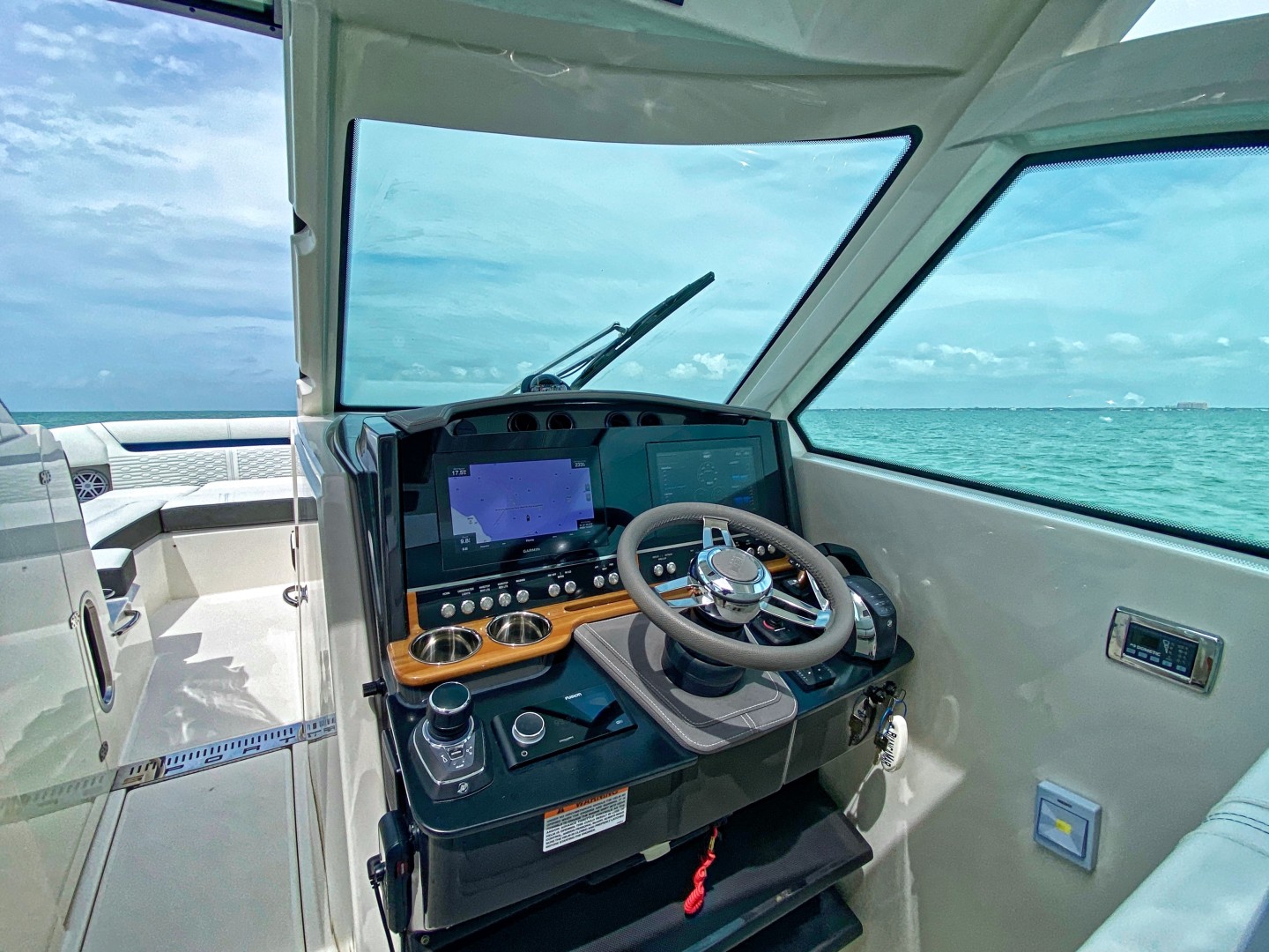 Tiara Yachts 34 - Helm