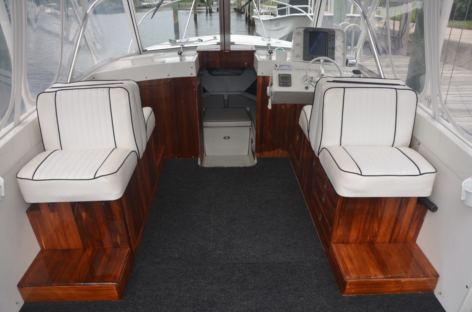 Bertram 25 - Favor - Helm Deck Seating