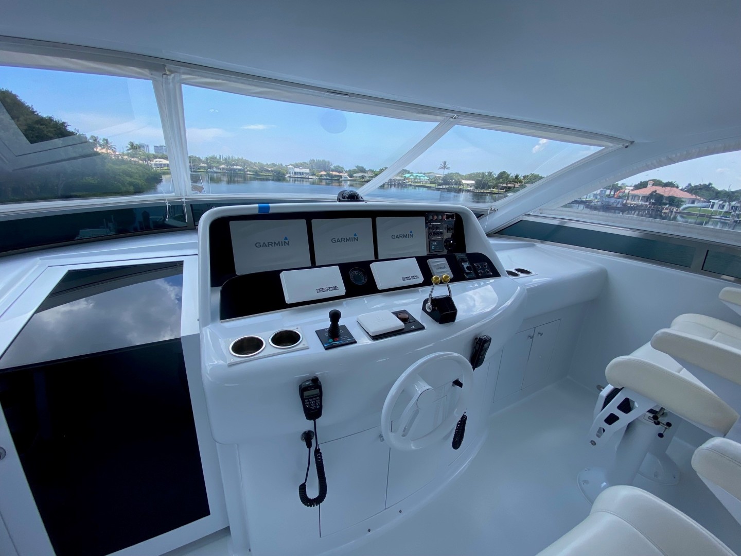 Lazzara 106 - Passion - Flybridge Helm