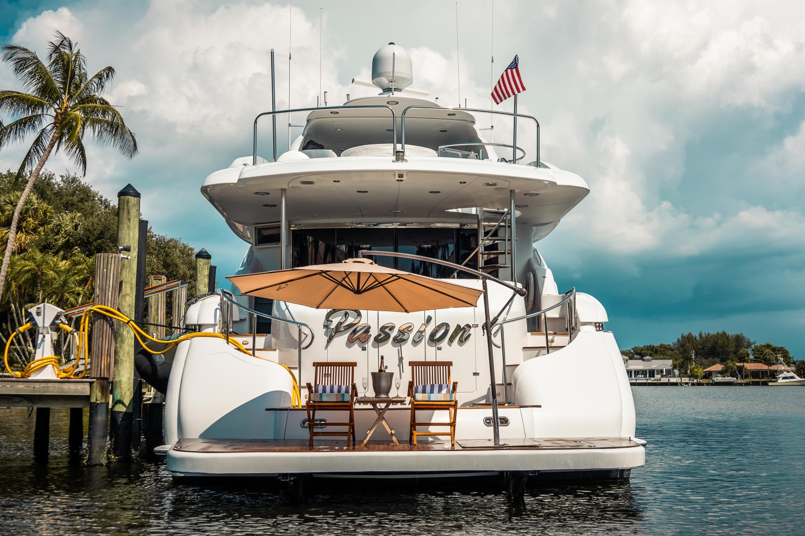 Lazzara 106 - Passion - Sundeck Lounge