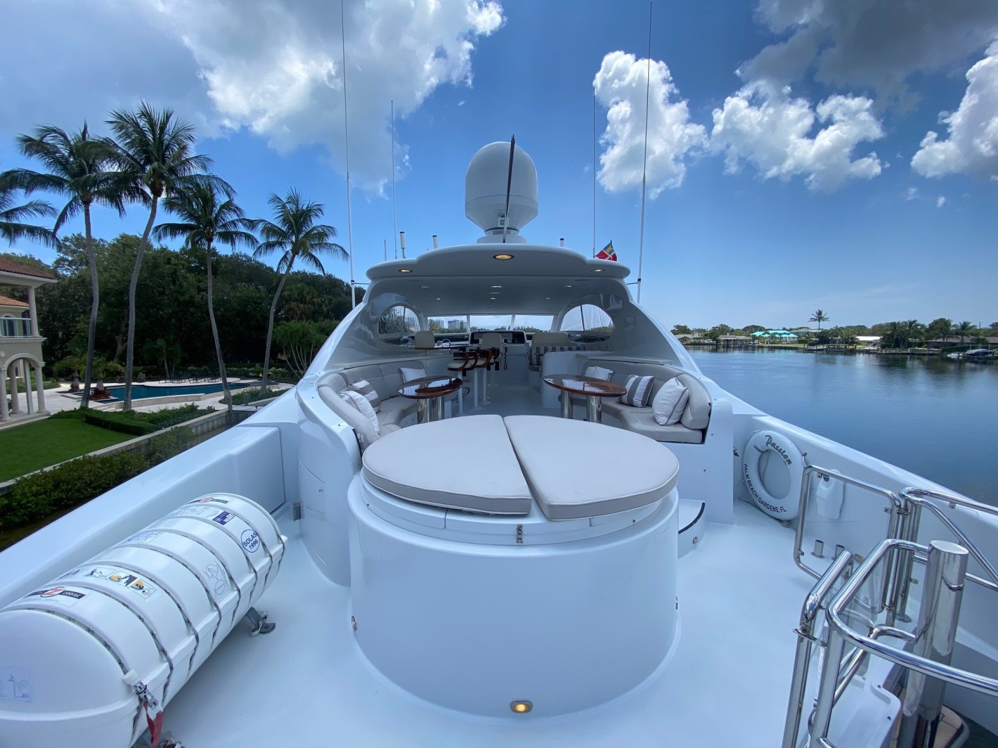 Lazzara 106 - Passion - Flybridge Lounge