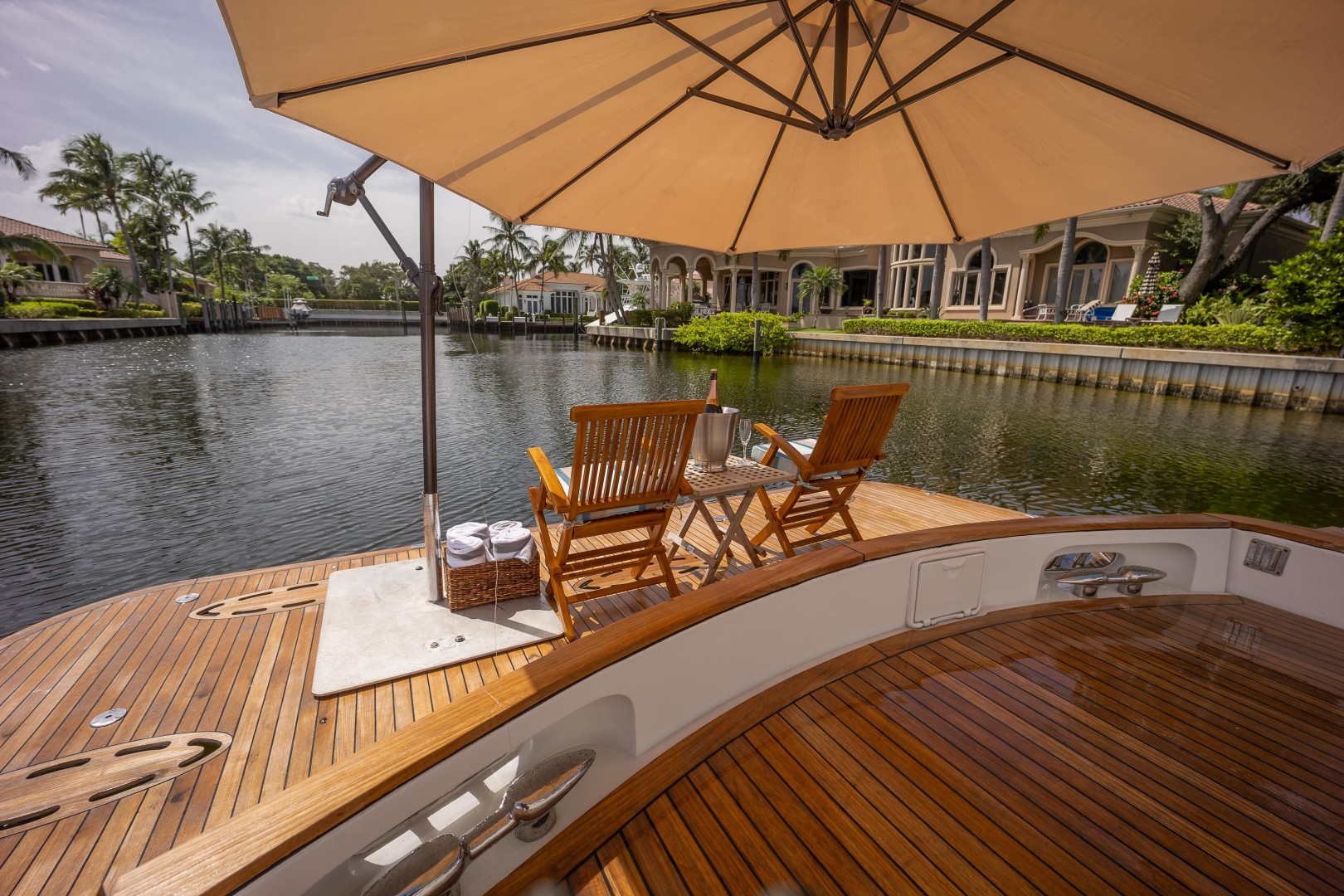 Lazzara 106 - Passion - Sundeck Lounge