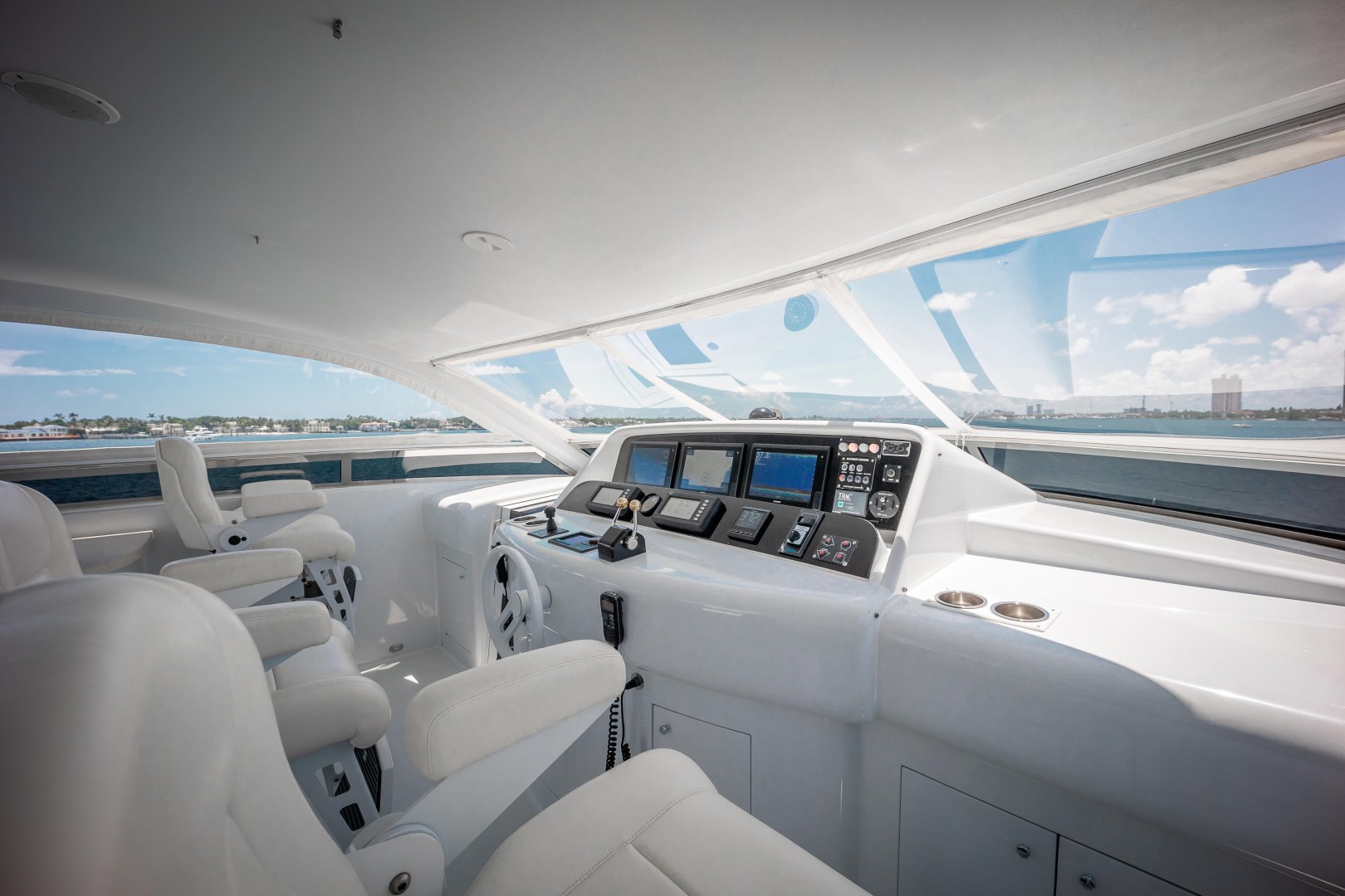 Lazzara 106 - Passion - Flybridge Helm