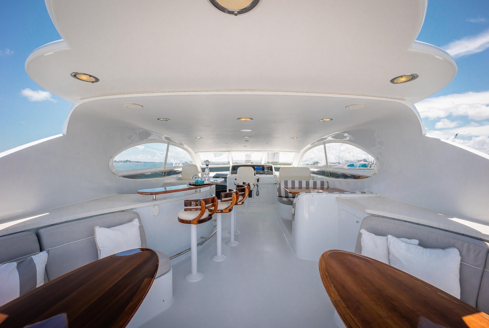 Lazzara 106 - Passion - Flybridge Lounge