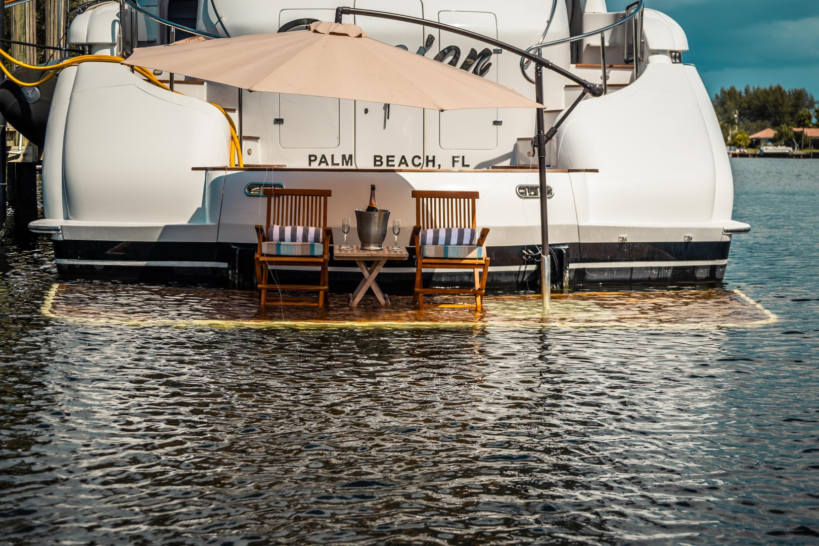 Lazzara 106 - Passion - Sundeck Lounge