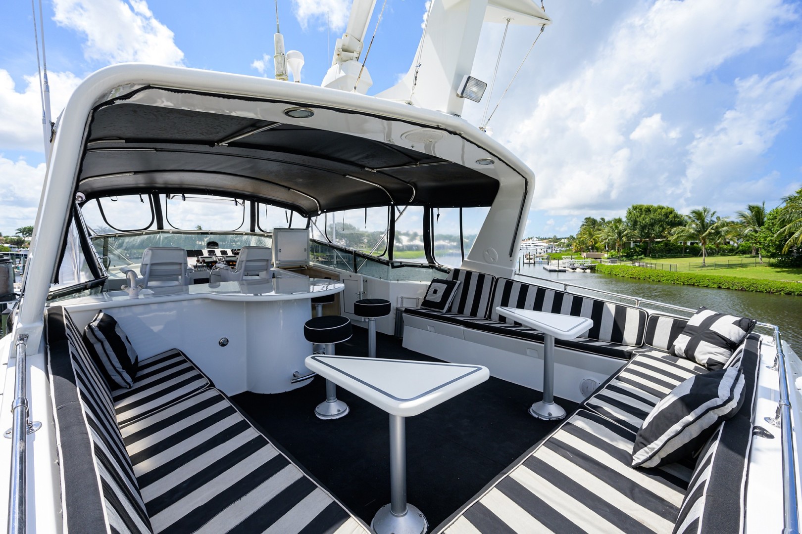 Hatteras 70 - Gypsy Rose - Flybridge Deck