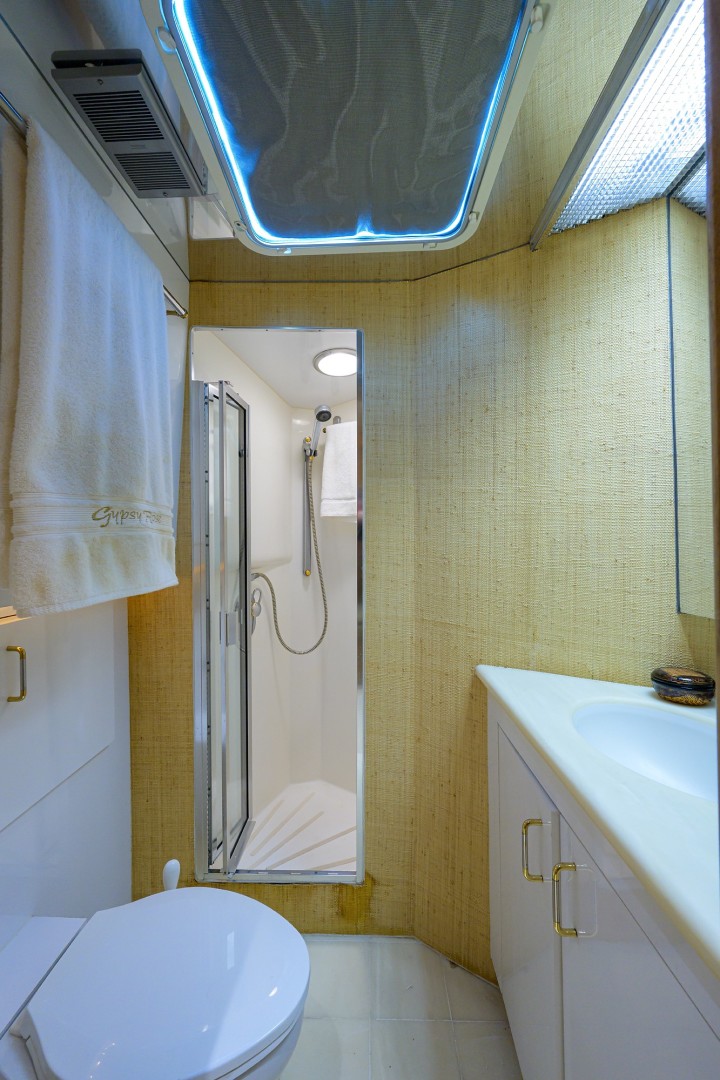 Hatteras 70 - Gypsy Rose - Guest Head