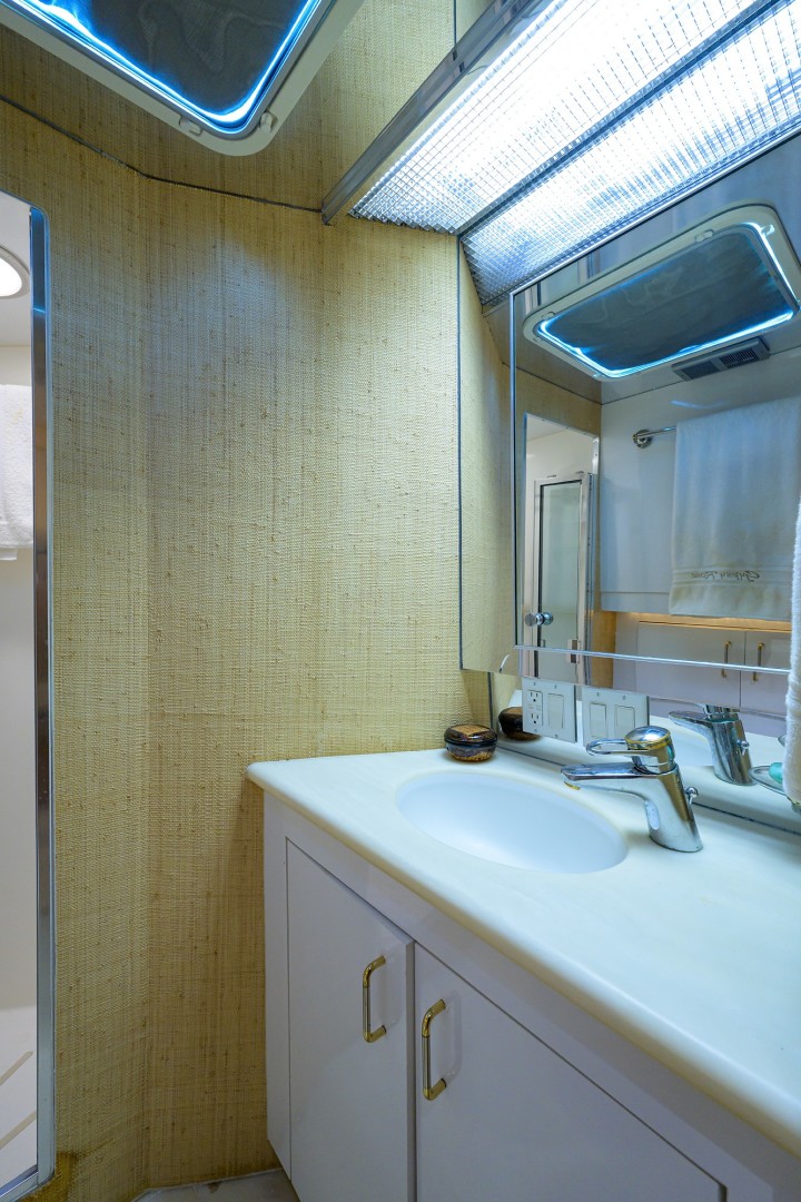 Hatteras 70 - Gypsy Rose - Guest Head