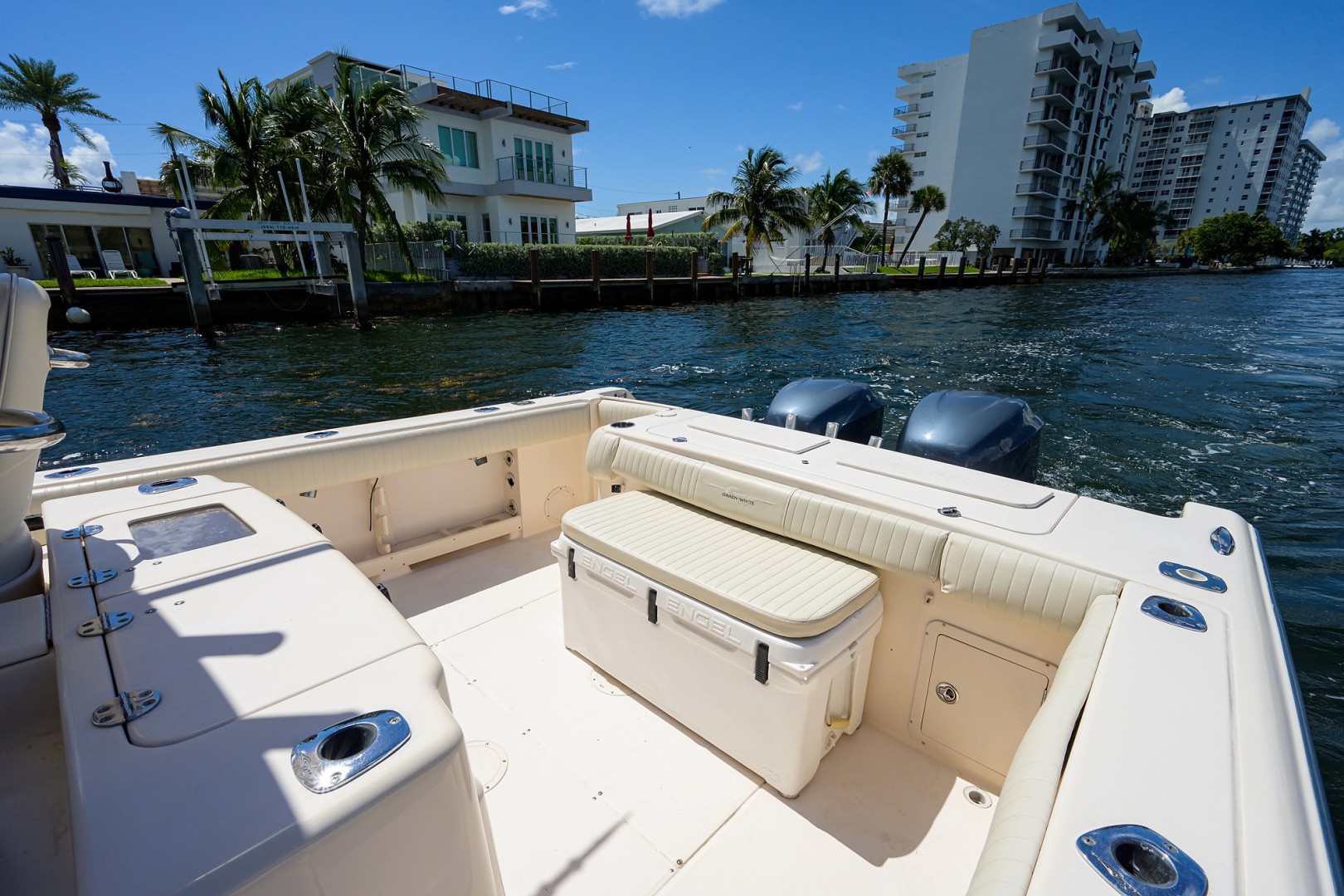 Grady-White 30 - Cockpit