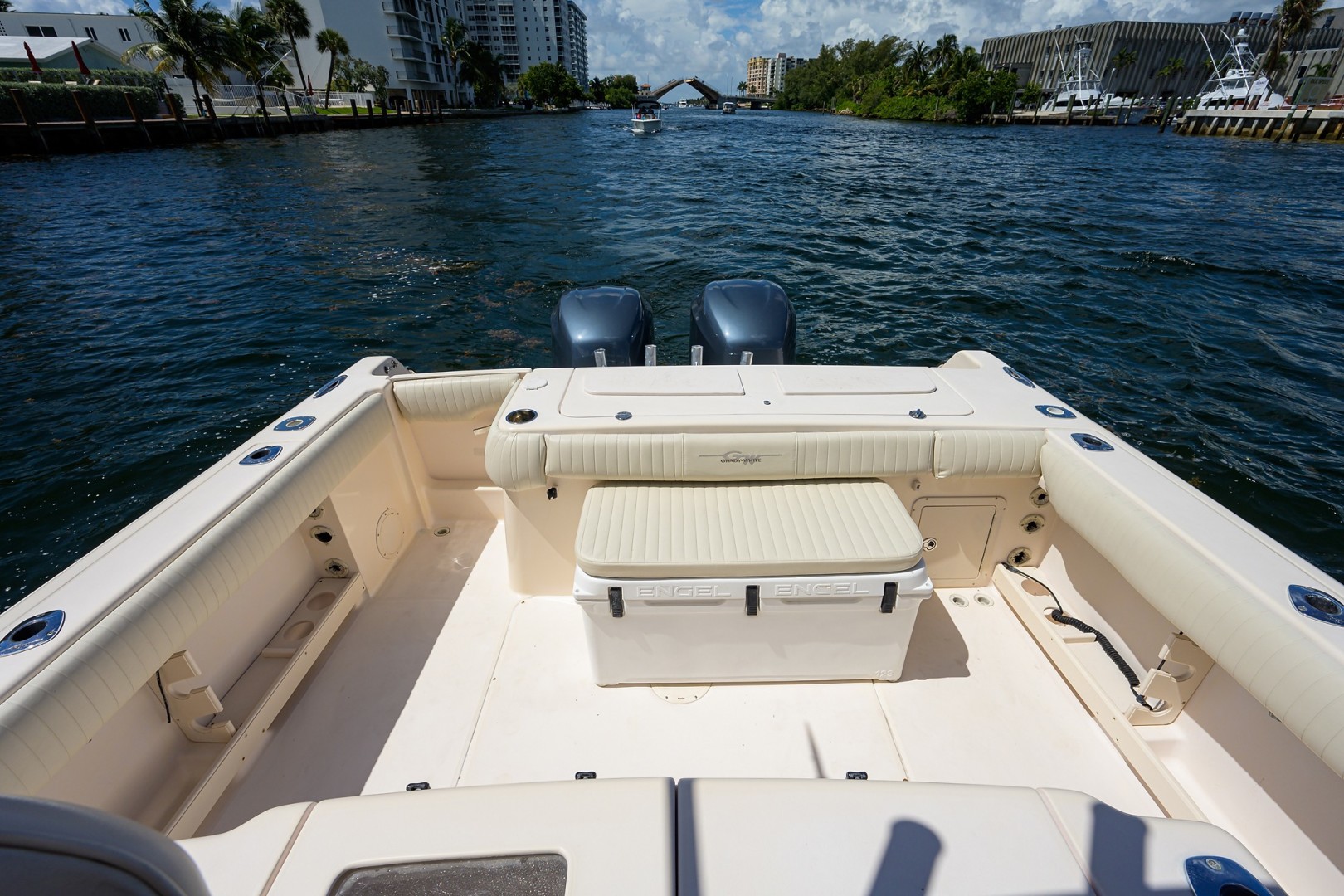 Grady-White 30 - Cockpit