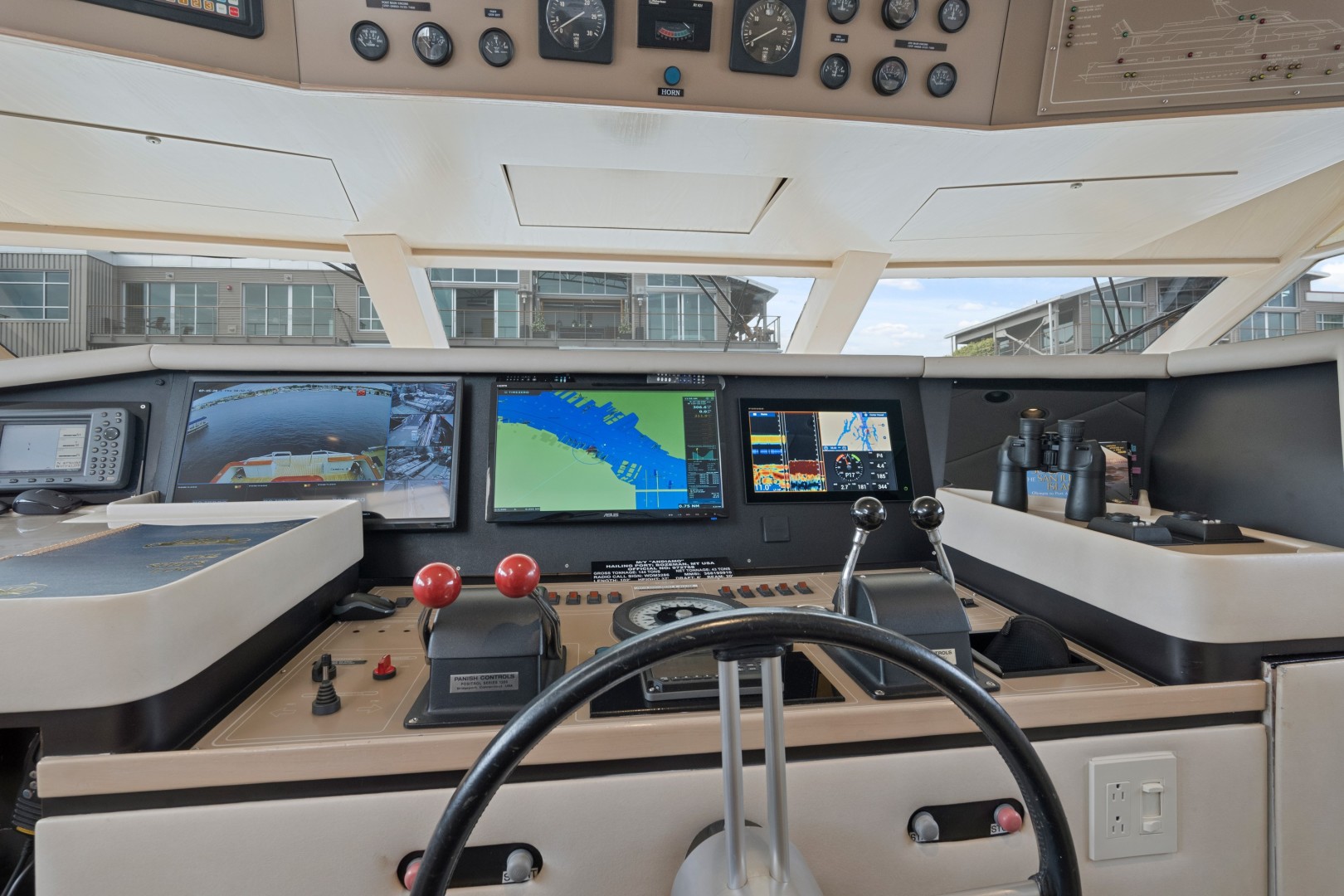 Broward 102 - Andiamo - Pilothouse