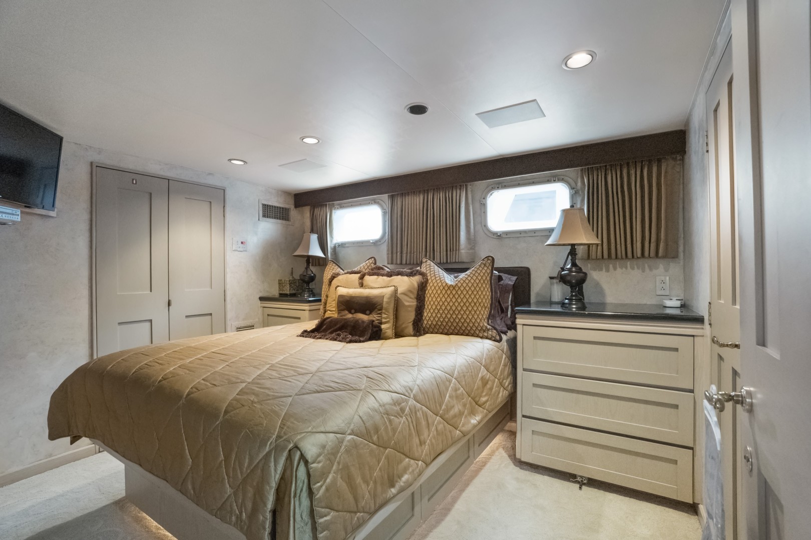 Broward 102 - Andiamo- Guest Stateroom