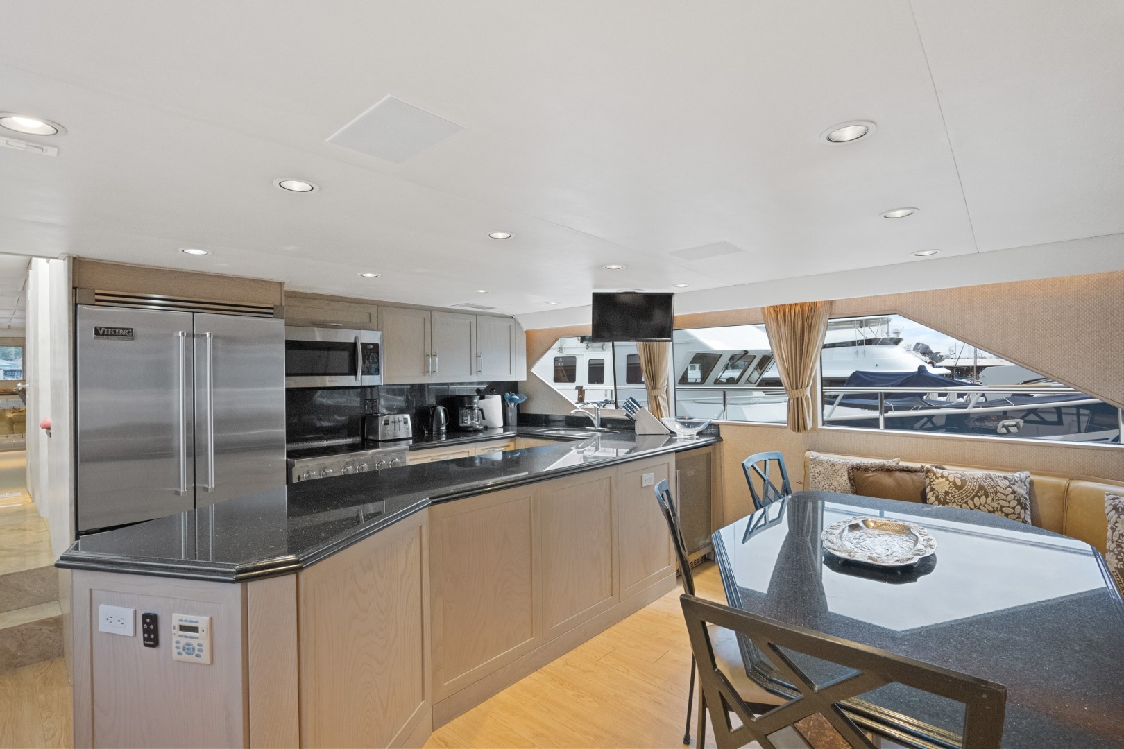 Broward 102 - Andiamo- Galley